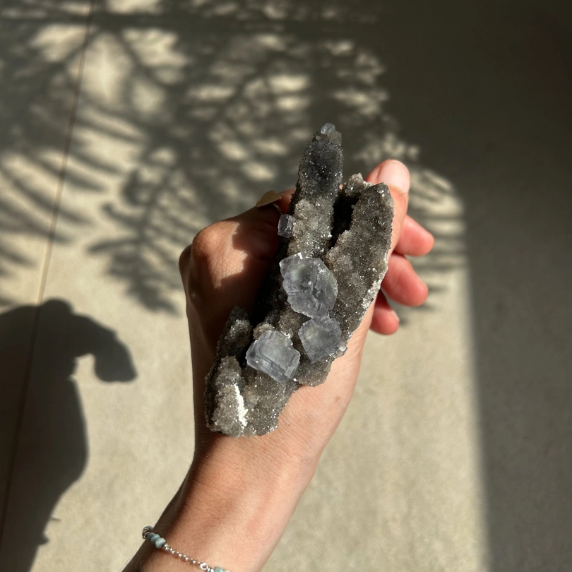 Calcedonio Nero con Fluorite Blu cubica